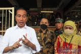 Presiden Joko Widodo (kiri) didampingi Gubernur Jawa Timur Khofifah Indar Parawansa (kanan), Pangdam V/BrawijayaÂ Mayjen TNI Farid Makruf (kedua kanan) dan Wali Kota Surabaya Eri Cahyadi (ketiga kanan) menyampaikan keterangan pers usai mengunjungi Pasar Wonokromo, Surabaya, Jawa Timur, Sabtu (18/2/2023). Kunjungan kerja Presiden Joko Widodo di pasar itu untuk mengetahui secara langsung harga sejumlah bahan pokok terutama minyak goreng dan beras serta ketersediannya. ANTARA Jatim/Didik Suhartono/zk 