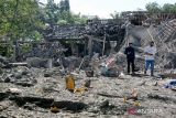 Polisi melakukan olah TKP di lokasi diduga pusat ledakan diduga bubuk mesiu bahan baku petasan di Desa Karangbendo Kecamatan Ponggok, Blitar, Jawa Timur, Senin (20/2/2023). Akibat ledakan tersebut, sebanyak 25 rumah warga rusak berat, 4 orang warga tewas dilokasi, dan 11 orang luka-luka, hingga kini polisi masih melakukan penyidikan dengan menerjunkan gegana Brimob Polri dilokasi. ANTARA Jatim/Irfan Anshori/zk 