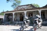 Anggota TNI berjaga di lokasi diduga pusat ledakan diduga bubuk mesiu bahan baku petasan di Desa Karangbendo Kecamatan Ponggok, Blitar, Jawa Timur, Senin (20/2/2023). Akibat ledakan tersebut, sebanyak 25 rumah warga rusak berat, 4 orang warga tewas dilokasi, dan 11 orang luka-luka, hingga kini polisi masih melakukan penyidikan dengan menerjunkan gegana Brimob Polri dilokasi. ANTARA Jatim/Irfan Anshori/zk 