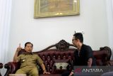 Bupati Kabupaten Tapin HM Arifin Arpan (kiri) ngobrol santai dengan Kepala Perum LKBN ANTARA Biro Kalsel Taufik Ridwan (kanan) di Rantau, Kabupaten Tapin, Kalimantan Selatan, Senin (20/2/2023). Perum LKBN ANTARA Biro Kalsel melakukan kunjungan bersilaturahmi dengan Bupati Tapin. ANTARA/Bayu Pratama S.