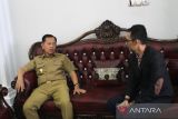 Bupati Kabupaten Tapin HM Arifin Arpan (kiri) ngobrol santai dengan Kepala Perum LKBN ANTARA Biro Kalsel Taufik Ridwan (kanan) di Rantau, Kabupaten Tapin, Kalimantan Selatan, Senin (20/2/2023). Perum LKBN ANTARA Biro Kalsel melakukan kunjungan bersilaturahmi dengan Bupati Tapin. ANTARA/Bayu Pratama S.