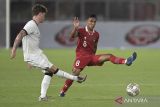 Pesepak bola Tim Nasional U-20 Indonesia Arkhan Fikri (kanan) berebut bola dengan pesepak bola Tim Nasional U-20 Selandia Baru Fin Ngahina Roa Conchie (kiri) dalam pertandingan uji coba internasional U-20 di Stadion Utama Gelora Bung Karno (SUGBK), Senayan, Jakarta, Minggu (19/2/2023). Indonesia kalah 1-2 dalam pertandingan tersebut. ANTARA FOTO/Aditya Pradana Putra/wsj.