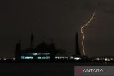 Waspadai potensi hujan petir di sejumlah kota besar