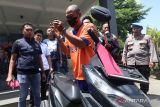 Seorang tersangka memperagakan cara membuka kunci sepeda motor saat rilis ungkap kasus pencurian kendaraan bermotor (curanmor) di Polres Kediri, Jawa Timur, Selasa (21/2/2023). Polisi berhasil membekuk enam orang tersangka sindikat curanmor dari Nganjuk, Blitar, dan Sidoarjo yang telah melakukan aksi kejahatan di wilayah Kediri dengan barang bukti yang diamankan sebanyak 15 unit sepeda motor. ANTARA Jatim/Prasetia Fauzani/zk 