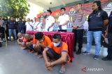 Polisi memperlihatkan sejumlah tersangka di hadapan wartawan saat rilis ungkap kasus pencurian kendaraan bermotor (curanmor) di Polres Kediri, Jawa Timur, Selasa (21/2/2023). Polisi berhasil membekuk enam orang tersangka sindikat curanmor dari Nganjuk, Blitar, dan Sidoarjo yang telah melakukan aksi kejahatan di wilayah Kediri dengan barang bukti yang diamankan sebanyak 15 unit sepeda motor. ANTARA Jatim/Prasetia Fauzani/zk