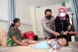 Kapolres Blitar AKBP Argo Wiyono (Dua Kanan) menjenguk balita korban selamat ledakan bubuk petasan yang dirawat di Bangsal perawatan bayi dan balita RSUD Srengat, Blitar, Jawa Timur, Selasa (21/2/2023). Dari 11 orang korban luka-luka yang sempat dirawat, kini tersisa seorang balita yang masih dalam perawatan dan dalam kondisi pemulihan akibat luka-luka tertimpa reruntuhan rumah akibat ledakan bubuk bahan baku petasan pada Minggu (19/2/2023) malam lalu, yang mengakibatkan 25 rumah warga rusak berat. ANTARA Jatim/Irfan Anshori/zk 