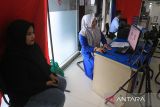 Warga melakukan perekaman data KTP Digital di Dinas Kependudukan dan Pencatatan Sipil Banda Aceh, Aceh, Selasa (21/2/2023). ANTARA Aceh/Khalis Surry