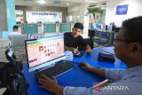Warga melakukan perekaman data KTP Digital di Dinas Kependudukan dan Pencatatan Sipil Banda Aceh, Aceh, Selasa (21/2/2023). ANTARA Aceh/Khalis Surry