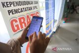 Warga memperlihatkan aplikasi KTP Digital di Dinas Kependudukan dan Pencatatan Sipil Banda Aceh, Aceh, Selasa (21/2/2023). ANTARA Aceh/Khalis Surry