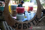 Perajin menyelesaikan pembuatan kursi sofa dari daur ulang sampah botol plastik di Rumah Industri Sobotik, Desa Lampaseh, Banda Aceh, Aceh, Selasa (21/2/2023). Produk furnitur kusri sofa berbahan baku dari sampah botol plastik bekas itu dijual dengan harga  Rp 300.000 ribu hingga Rp1.500.00 ribu per set.   ANTARA FOTO/Ampelsa.