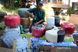Perajin menyelesaikan pembuatan kursi sofa dari daur ulang sampah botol plastik di Rumah Industri Sobotik, Desa Lampaseh, Banda Aceh, Aceh, Selasa (21/2/2023). Produk furnitur kusri sofa berbahan baku dari sampah botol plastik bekas itu dijual dengan harga  Rp 300.000 ribu hingga Rp1.500.00 ribu per set.   ANTARA FOTO/Ampelsa.