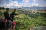 Masyarakat adat Cireundeu menabur bunga di titik longsor bekas TPA Leuwigajah dalam rangka Hari Peduli Sampah Nasional (HPSN) di Cimahi, Jawa Barat, Selasa (21/2/2023). Aksi tabur bunga tersebut dilakukan dalam rangka memperingati HPSN serta 18 tahun tragedi longsornya sampah di TPA Leuwigajah yang menewaskan 157 orang. ANTARA FOTO/Raisan Al Farisi/agr