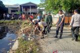 Bhabinkamtibmas Kelurahan Bugis lakukan gotong royong