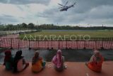 Warga menyaksikan helikopter Bell 429 milik Polri lepas landas membawa Tim SAR gabungan menuju lokasi evakuasi korban kecelakaan heli yang ditumpangi Kapolda Jambi di Kerinci dari Stadion Merangin, Jambi, Selasa (21/2/2023). Upaya evakuasi oleh Tim gabungan TNI, Polri dan Basarnas melalui udara menggunakan enam helikopter hingga siang masih gagal membawa korban akibat cuaca buruk. ANTARA FOTO/Wahdi Septiawan/foc.