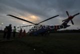 Tim SAR gabungan TNI, Polri, dan Basarnas bersiap di samping Helikopter AW189 milik Polri untuk mengevakuasi korban kecelakaan heli yang ditumpangi Kapolda Jambi di Kerinci dari Stadion Merangin, Jambi, Selasa (21/2/2023). Upaya evakuasi korban oleh Tim Gabungan TNI, Polri dan Basarnas melalui udara yang telah memasuki hari ketiga pada hari ini kembali dilanjutkan setelah sebelumnya menghadapi kendala cuaca buruk. ANTARA FOTO/Wahdi Septiawan/foc.