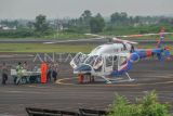 Tim SAR gabungan TNI, Polri, dan Basarnas bersiap sebelum diberangkatkan menuju Kabupaten Kerinci menggunakan helikopter AW189 dan helikopter Bell 429 milik Korpolairud Baharkam Polri dari Bandara Sultan Thaha lama, Jambi, Senin (20/2/2023). Selain menggunakan jalur darat, upaya evakuasi kecelakaan helikopter yang ditumpangi Kapolda Jambi di Bukit Tamiai, Muara Emat, Kabupaten Kerinci pada hari kedua pascakecelakaan juga diusahakan menggunakan jalur udara. ANTARA FOTO/Wahdi Septiawan/rwa.