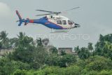 Helikopter Bell 429 milik Korpolairud Baharkam Polri yang membawa Tim SAR gabungan TNI, Polri, dan Basarnas terbang menuju Kabupaten Kerinci dari Bandara Sultan Thaha lama, Jambi, Senin (20/2/2023). Selain menggunakan jalur darat, upaya evakuasi kecelakaan helikopter yang ditumpangi Kapolda Jambi di Bukit Tamiai, Muara Emat, Kabupaten Kerinci pada hari kedua pascakecelakaan juga diusahakan menggunakan jalur udara. ANTARA FOTO/Wahdi Septiawan/Lmo/rwa.