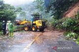 Material longsoran tutupi jalan nasional di Silaiang Bawah