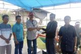 Legislator serahkan bantuan perahu kepada kelompok nelayan di Kapuas