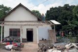 Petugas BPBD membantu warga memperbaiki rumah yang rusak akibat ledakan di Desa Karangbendo Kecamatan Ponggok, Blitar, Rabu (22/2/2023). Berdasarkan hasil pendataan terperinci BPBD setempat, jumlah kerusakan akibat terdampak ledakan yang terjadi pada Minggu (19/2/2023) malam lalu bertambah dari yang sebelumnya terdapat 25 bangunan, menjadi total terdapat 34 bangunan rusak  dengan rincian 22 rumah rusak ringan, 8 rumah rusak sedang, 3 rumah rusak berat, serta satu mushalla rusak ringan. ANTARA Jatim/Irfan Anshori/zk 