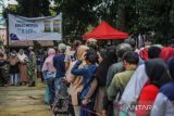 Warga antre untuk membeli beras murah pada operasi pasar beras medium di Antapani, Bandung, Jawa Barat, Rabu (22/2/2023). Pemerintah Kota Bandung bersama Bulog dan Bank Indonesia menyediakan beras medium murah sebanyak 20 ton beras per kecamatan dengan harga Rp8.500 per kilogram yang diharapkan dapat membantu masyarakat jelang bulan suci Ramadan. ANTARA FOTO/Raisan Al Farisi/agr