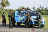 Personil gabungan Badan Narkotika Nasional (BNN) provinsi Aceh bersama  TNI dan Polri  bersiap menuju lokasi temuan tanaman  ganja di kawasan pegunungan Indrapuri, Kabupaten Aceh Besar, Aceh, Rabu (22/2/2023). Dalam operasi tersebut, BNN provisi Aceh memusnahkan seluas 2,5 hektare tanaman ganja siap panen berumur sekitar dua bulan dengan jumlah sekitar 18.000 batang dengan cara dibakar, sedangkan pemilik tanaman ganja tersebut tidak berhasil ditangkap. ANTARA FOTO/Ampelsa.