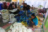 Pekerja mempersiapkan sembako saat operasi pasar murah di Kecamatan Baiturrahman, Banda Aceh, Aceh, Rabu (22/2/2023).Antara Aceh/Khalis Surry