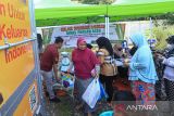Warga membawa paket sembako yang dibeli pada operasi pasar murah di Kecamatan Baiturrahman, Banda Aceh, Aceh, Rabu (22/2/2023).Antara Aceh/Khalis Surry