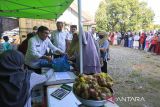 Pj Wali Kota Banda Aceh Bakri Siddiq (dua kiri) memperlihatkan paket sembako kepada warga saat operasi pasar murah di Kecamatan Baiturrahman, Banda Aceh, Aceh, Rabu (22/2/2023).Antara Aceh/Khalis Surry