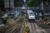 Kereta api lokal tujuan Padalarang melintas di Viaduct, Bandung, Jawa Barat, Rabu (22/2/2023). Pemerintah Kota Bandung melalui Dinas Perhubungan berencana mengkonversikan Kereta Rel Diesel (KRD) lokal Bandung Raya menjadi Kereta Rel Listrik (KRL) pada 2024 guna menghadirkan transportasi publik yang memadai serta dapat menekan angka kemacetan di Kota Bandung. ANTARA FOTO/Raisan Al Farisi/agr