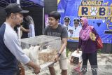 Warga membawa kucing sebelum divaksin rabies dalam rangkaian Hari Rabies Sedunia di Kabupaten Ciamis, Jawa Barat, Rabu (22/2/2023). Dinas Peternakan dan Perikanan Kabupaten Ciamis menggelar vaksinasi rabies gratis untuk hewan peliharaan dalam rangka mewujudkan program Pemerintah menuju Indonesia bebas rabies 2030. ANTARA FOTO/ Adeng Bustomi/agr