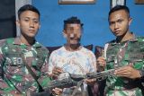 Warga serahkan senpi ke anggota Satgas Pamrahwan Maluku Utara