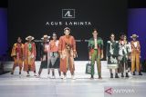 Model memperagakan busana rancangan desainer Agus Lahinta dalam Indonesia Fashion Week (IFW) 2023 di JCC Senayan, Jakarta, Rabu (22/2/2023). IFW 2023 yang mengangkat tema Sagara dari Timur itu diikuit oleh kurang lebih 250 desainer dan berlangsung hingga 26 Februari 2023. ANTARA FOTO/Aprillio Akbar/wsj.