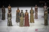 Model memperagakan busana rancangan desainer Ika Butoni dalam Indonesia Fashion Week (IFW) 2023 di JCC Senayan, Jakarta, Rabu (22/2/2023). IFW 2023 yang mengangkat tema Sagara dari Timur itu diikuit oleh kurang lebih 250 desainer dan berlangsung hingga 26 Februari 2023. ANTARA FOTO/Aprillio Akbar/wsj.