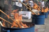 Petugas memusnahkan narkotika dengan cara dibakar saat pemusnahan barang bukti di halaman kantor Kejaksaan Negeri Denpasar, Bali, Rabu (22/2/2023). Kejaksaan Negeri Denpasar melakukan pemusnahan barang bukti yang berasal dari perkara tindak pidana umum maupun tindak pidana khusus kurun waktu September 2022 hingga Februari 2023 dengan barang bukti berupa sabu sebanyak 3.279,95 gram, ekstasi sebanyak 415,08 gram, ganja sebanyak 9.149,52 gram, jamu sebanyak 296 buah, pil koplo sebanyak 10.893 tablet, amunisi dan proyektil sebanyak 390 buah, senjata tajam sebanyak empat buah, telepon genggam sebanyak 132 buah dan barang bukti jenis lainnya. ANTARA FOTO/Nyoman Hendra Wibowo/wsj.
