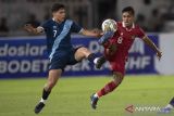 Pesepak bola Timnas U-20 Indonesia Muh Dzaki Asraf Huwaidi (kiri) berebut bola dengan pesepak bola timnas U-20 Guatemala Nestor Ariel Cabrera Gabriel pada laga uji coba di Stadion Utama Gelora Bung Karno (SUGBK), Senayan, Jakarta, Selasa (21/2/2023). Timnas U-20 Indonesia kalah 0-1 dari Guatemala. ANTARA FOTO/Wahyu Putro A/wsj.