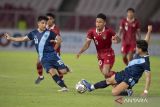 Pesepak bola Timnas U-20 Indonesia Ginanjar Wahyu Ramadhani (tengah) berebut bola dengan pesepak bola timnas U-20 Guatemala Allan Javier Juarez Aristondo (kiri) dan Nestor Ariel Cabrera Gabriel pada laga uji coba di Stadion Utama Gelora Bung Karno (SUGBK), Senayan, Jakarta, Selasa (21/2/2023). Timnas U-20 Indonesia kalah 0-1 dari Guatemala. ANTARA FOTO/Wahyu Putro A/wsj.