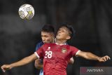 Pesepak bola Timnas U-20 Indonesia Rabbani Tasnim Siddiq (kanan) berebut bola dengan pesepak bola timnas U-20 Guatemala Daniel Alexander Cardoza Diaz pada laga uji coba di Stadion Utama Gelora Bung Karno (SUGBK), Senayan, Jakarta, Selasa (21/2/2023). Timnas U-20 Indonesia kalah 0-1 dari Guatemala. ANTARA FOTO/Wahyu Putro A/wsj.