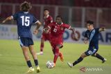 Pesepak bola Timnas U-20 Indonesia Hugo Samir (tengah) berebut bola dengan pesepak bola timnas U-20 Guatemala Allan Javier Juarez Aristondo (kanan) dan Jorge Abelardo Solorzano pada laga uji coba di Stadion Utama Gelora Bung Karno (SUGBK), Senayan, Jakarta, Selasa (21/2/2023). Timnas U-20 Indonesia kalah 0-1 dari Guatemala. ANTARA FOTO/Wahyu Putro A/wsj.