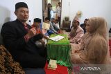 Penghulu Harun Usman (kiri) saat membimbing sepasang pengantin yang melaksanakan akad nikah di Kantor Urusan Agama (KUA) Ulee Kareng, Banda Aceh, Aceh, Kamis (23/2/2023). Antara Aceh/Khalis Surry