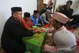 Penghulu Harun Usman (kiri) saat membimbing sepasang pengantin yang melaksanakan akad nikah di Kantor Urusan Agama (KUA) Ulee Kareng, Banda Aceh, Aceh, Kamis (23/2/2023). Penghulu Harun Usman (kiri) saat membimbing sepasang pengantin yang melaksanakan akad nikah di Kantor Urusan Agama (KUA) Ulee Kareng, Banda Aceh, Aceh, Kamis (23/2/2023). Antara Aceh/Khalis Surry