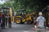 Petugas Satpol PP menggunakan alat berat untuk merobohkan bangunan liar di Jalan Cijagra, Bandung, Jawa Barat, Kamis (23/2/2023). Pemerintah Kota Bandung melalui Satpol PP menertibkan sebanyak 38 bangunan liar yang dijadikan kios di kawasan tersebut guna penataan kawasan lingkungan serta meminimalisir kemacetan yang kerap kali terjadi di kawasan tersebut. ANTARA FOTO/Raisan Al Farisi/agr