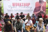 Menparekraf Sandiaga Uno (ketiga kiri) berbagi ilmu dengan para pelaku UMKM saat Workshop Digital Marketing dalam memasarkan produk UMKM di Denpasar, Bali, Kamis (23/2/2023). Menparekraf menjadi pembicara dalam kegiatan yang mengusung tema 