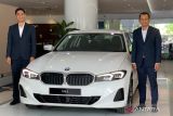 Kepala Cabang BMW Astra Surabaya Okta Wibowo (kiri) berpose di samping mobil BMW 320i Sport saat peluncuran mobil tersebut  di showroom BMW Astra Surabaya, Jawa Timur, Kamis (23/2/2023). BMW Astra Surabaya menghadirkan THE NEW BMW X7 dan BMW 320i dengan tampilan desain yang lebih modern, mewah dan lebih banyak fitur digital sekaligus efesien. ANTARA Jatim/dok BMW Astra Surabaya/Zk