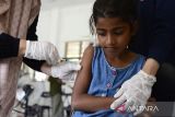 Petugas kesehatan memberikan vaksin campak (rubella) dan vitamin A kepada anak imigran etnis Rohingya yang baru ditempatkan di penampungan sementara UPTD Rumoh Sejahtera Dinas Sosial, Desa Ladong, Kabupaten Aceh Besar, Aceh, Jumat (24/2/2023). Sebanyak 69 imigran etnis Rohingya yang baru ditempatkan di penampungan sementara itu, terdiri dari anak anak anak sebanyak 20 orang mendapatkan vaksin campak dan vitamin A, sedangkan imigran dewasa berjumlah 49 orang menjalani pemeriksaan kesehatan .ANTARA FOTO/Ampelsa.