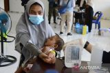 Petugas kesehatan memeriksa kesehatan anak imigran etnis Rohingya sebelum diberikan vaksin campak (rubella) dan vitamin A kepada anak imigran etnis Rohingya yang baru ditempatkan di penampungan sementara UPTD Rumoh Sejahtera Dinas Sosial, Desa Ladong, Kabupaten Aceh Besar, Aceh, Jumat (24/2/2023). Sebanyak 69 imigran etnis Rohingya yang baru ditempatkan di penampungan sementara itu, terdiri dari anak anak anak sebanyak 20 orang mendapatkan vaksin campak dan vitamin A, sedangkan imigran dewasa berjumlah 49 orang menjalani pemeriksaan kesehatan .ANTARA FOTO/Ampelsa.