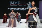Model memperagakan busana dari Immerse Fashion Academy rancangan Mutyara, Suci, Sarah, Ika, Sylvia, Cynd, Sharon, Andin, dan Swl pada hari ketiga Indonesia Fashion Week 2023 di Jakarta Convention Center (JCC), Jakarta, Jumat (24/2/2023). Penyelenggaraan IFW 2023 yang digelar dengan mengangkat kekayaan wastra nusantara tersebut diharapkan dapat berkontribusi dalam membangkitkan industri fashion nasional di tengah persaingan global. ANTARA FOTO/Prabanndaru Wahyuaji/wsj.