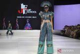 Model memperagakan busana dari Jakarta Fashion and Art School rancangan Niken CM, Cylvies, dan Helvi pada hari ketiga Indonesia Fashion Week 2023 di Jakarta Convention Center (JCC), Jakarta, Jumat (24/2/2023). Penyelenggaraan IFW 2023 yang digelar dengan mengangkat kekayaan wastra nusantara tersebut diharapkan dapat berkontribusi dalam membangkitkan industri fashion nasional di tengah persaingan global. ANTARA FOTO/Prabanndaru Wahyuaji/wsj.