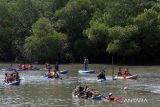 Peserta mengumpulkan sampah plastik menggunakan kano saat Susur Mangrove dalam rangka HUT ke-235 Kota Denpasar di kawasan Taman Hutan Raya Ngurah Rai, Denpasar, Bali, Jumat (24/2/2023). Kegiatan yang digelar oleh Pemerintah Kota Denpasar tersebut diikuti 200 orang dari kalangan pelajar dan masyarakat umum untuk menjaga kelestarian hutan mangrove dan habitat pantai dari pencemaran limbah dan sampah plastik. ANTARA FOTO/Nyoman Hendra Wibowo/wsj.