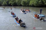 Peserta mengumpulkan sampah plastik menggunakan kano saat acara Susur Mangrove dalam rangka HUT ke-235 Kota Denpasar di kawasan Taman Hutan Raya Ngurah Rai, Denpasar, Bali, Jumat (24/2/2023). Kegiatan yang digelar oleh Pemerintah Kota Denpasar tersebut diikuti 200 orang dari kalangan pelajar dan masyarakat umum untuk menjaga kelestarian hutan mangrove dan habitat pantai dari pencemaran limbah dan sampah plastik. ANTARA FOTO/Nyoman Hendra Wibowo/wsj.